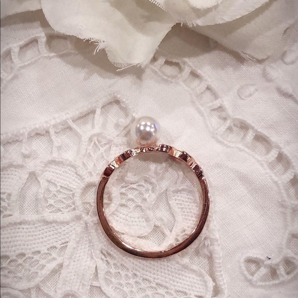 5/$75 Pearl & Rose Gold Fashion Ring - Picture 4 of 6